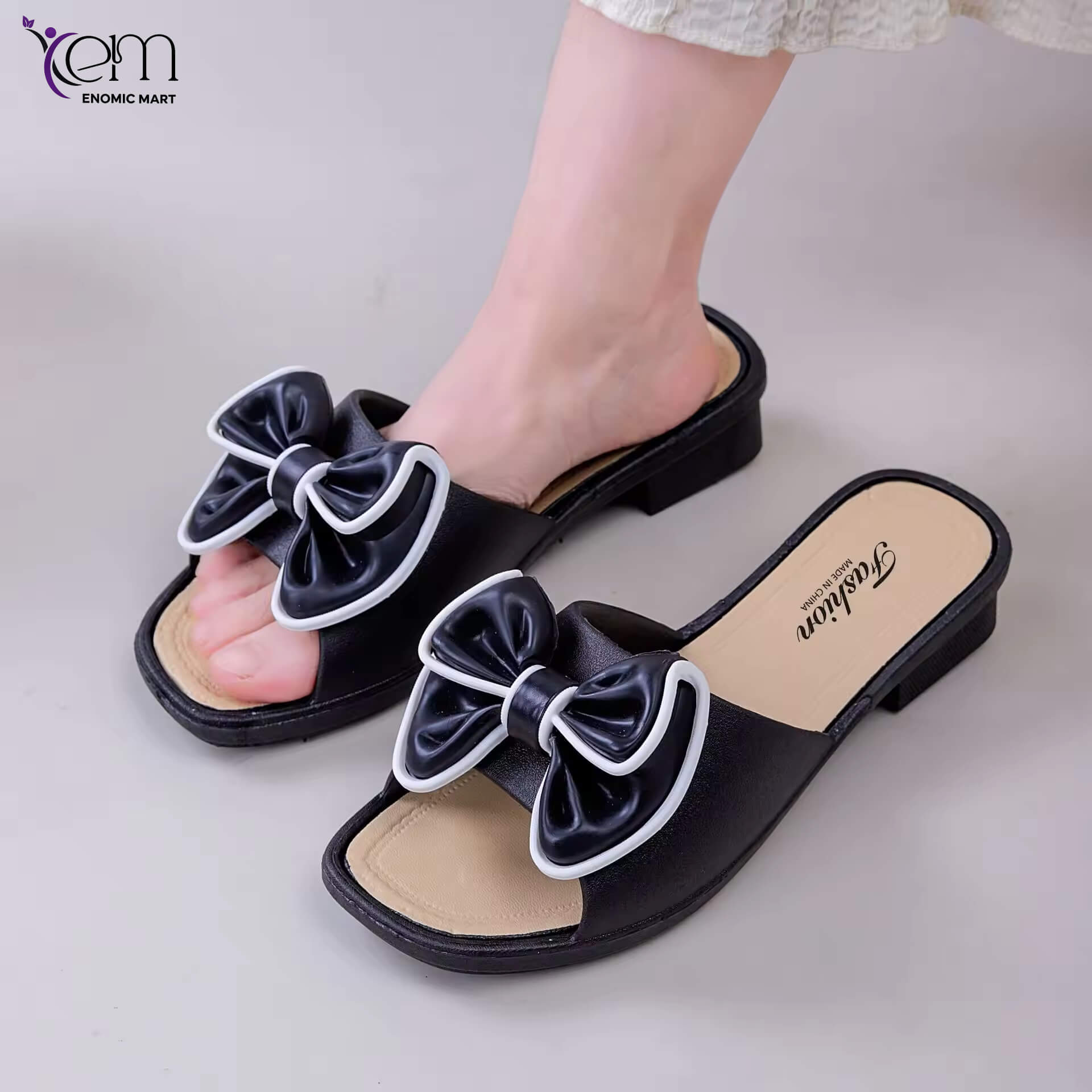 Stay stylish and comfortable with these trendy Women’s Warm Outdoor Slippers, perfect for daily wear in Spring and Summer.